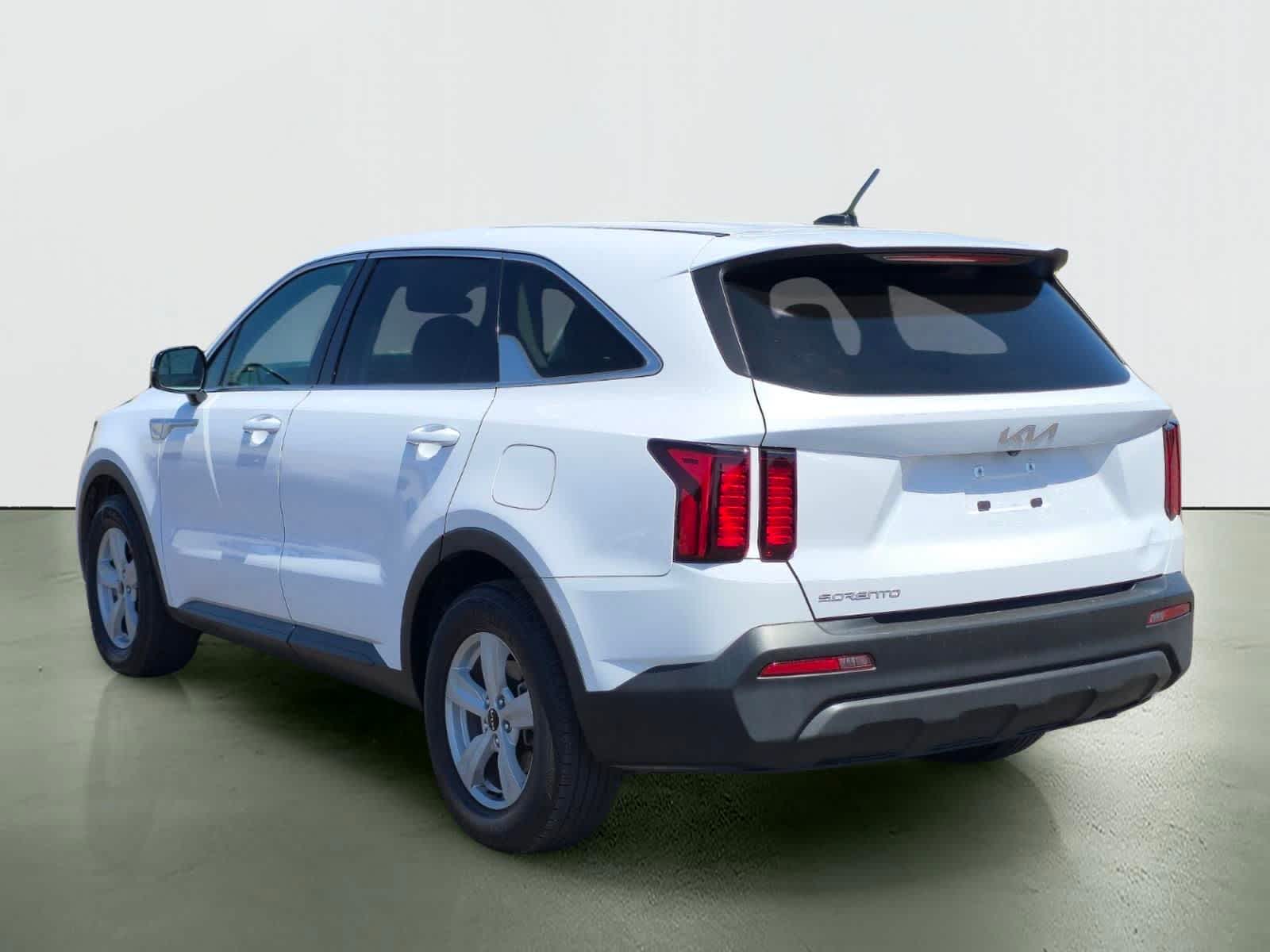 Thumbnail: 2023 Kia Sorento - 4