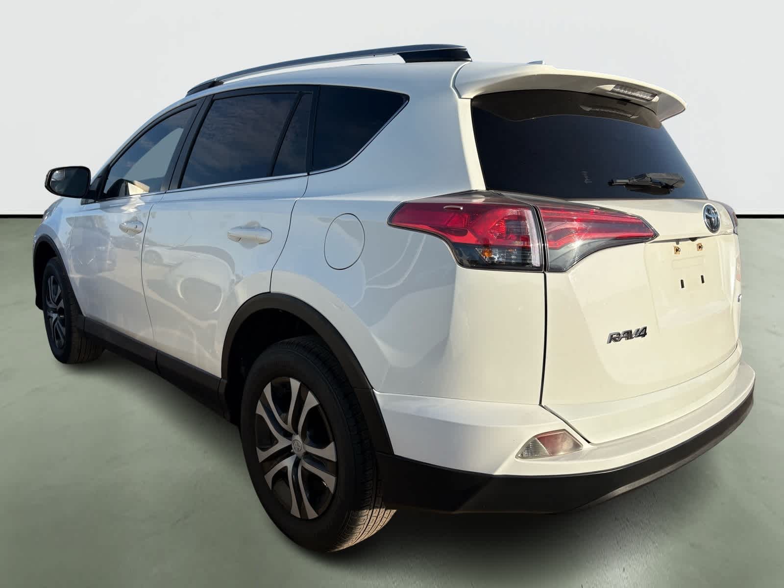 Thumbnail: 2018 Toyota RAV4 - 3