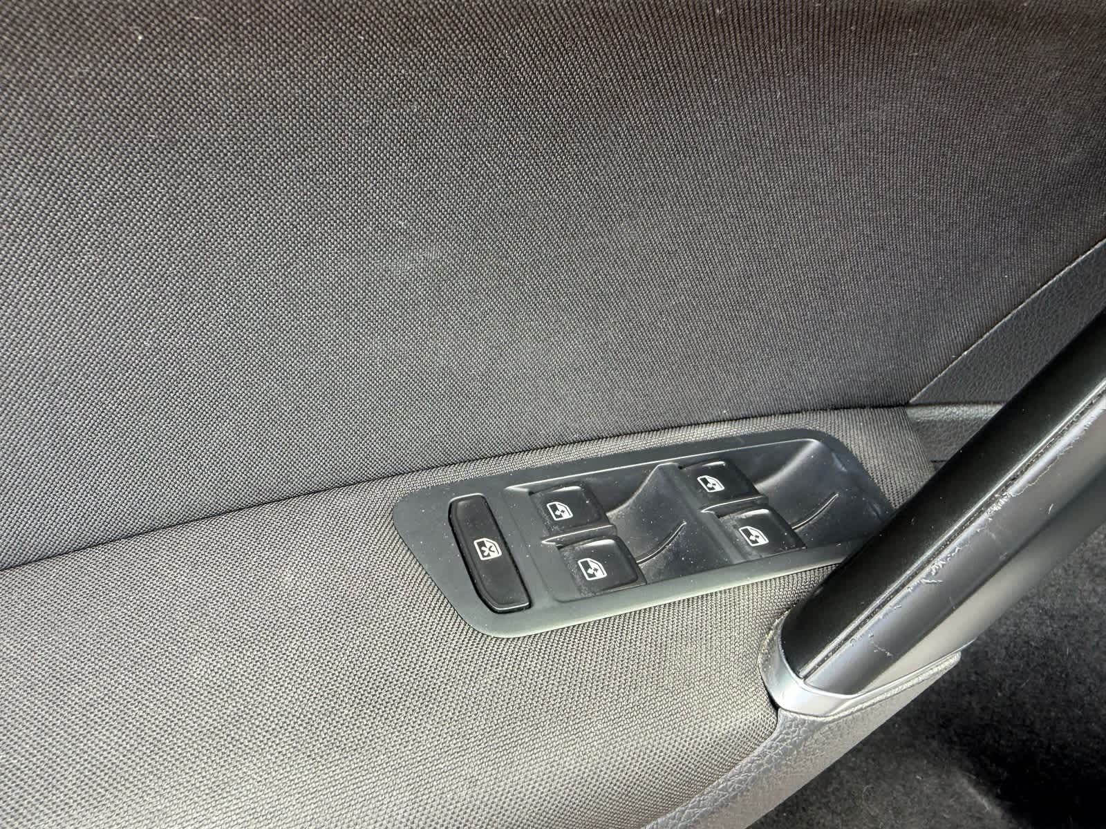 Thumbnail: 2016 Volkswagen e-Golf - 14