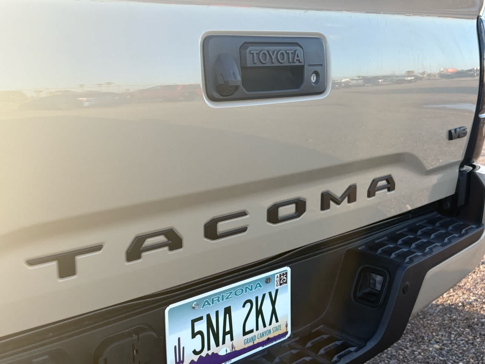 Thumbnail: 2018 Toyota Tacoma - 15