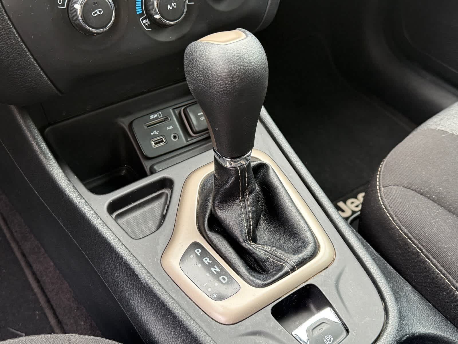 Thumbnail: 2016 Jeep Cherokee - 21