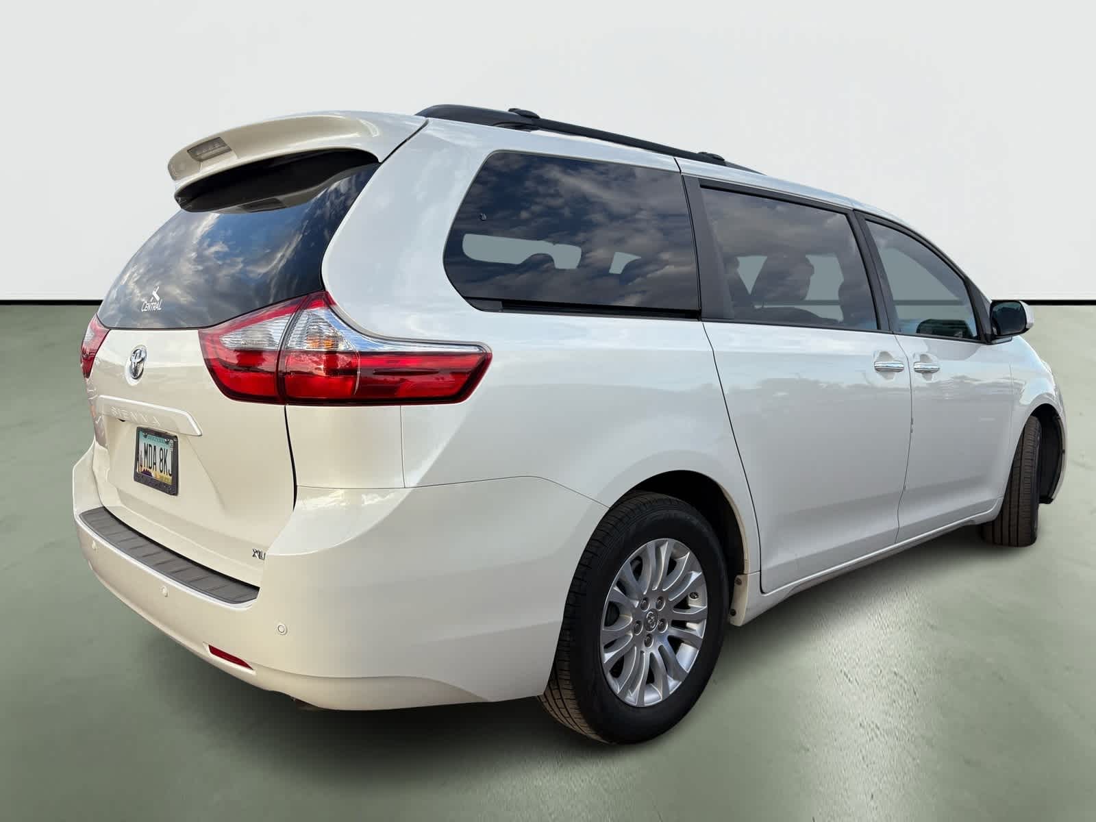 Thumbnail: 2017 Toyota Sienna - 4