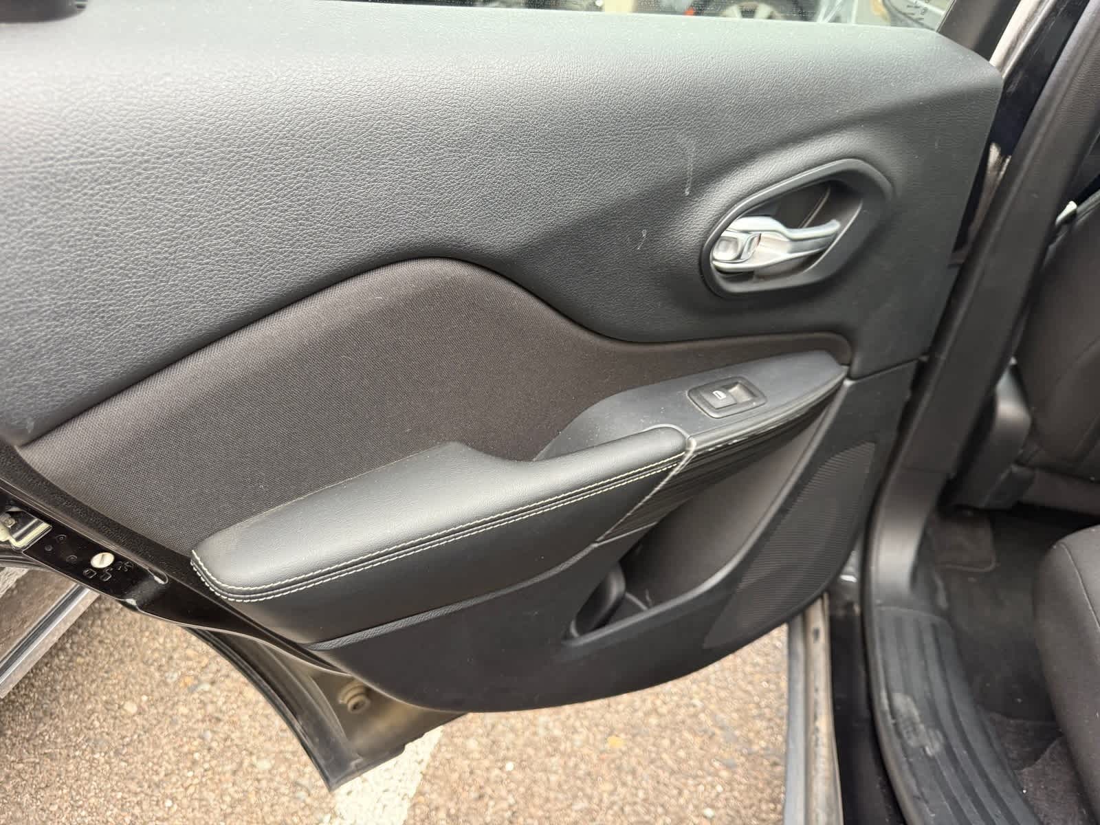 Thumbnail: 2016 Jeep Cherokee - 9