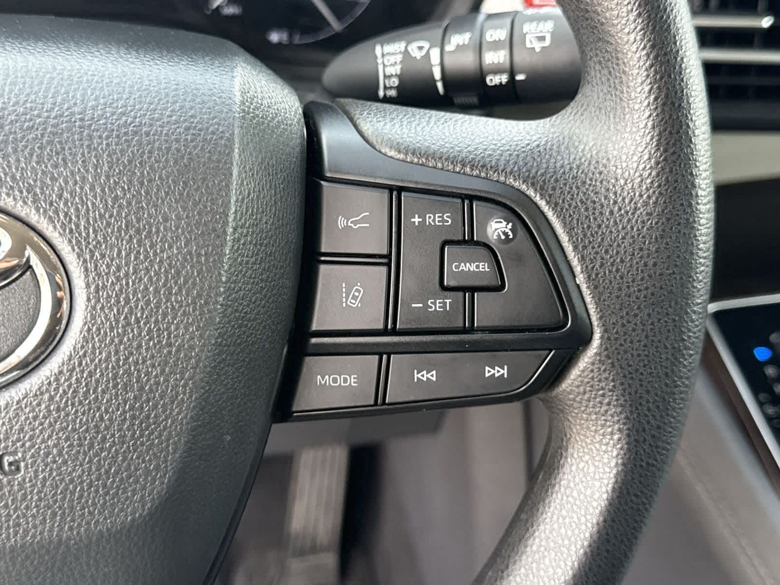 2024 Toyota Sienna LE 28