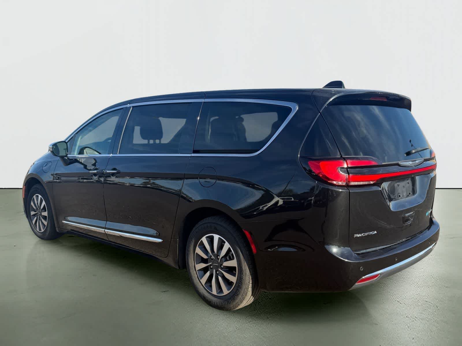 Thumbnail: 2023 Chrysler Pacifica - 3