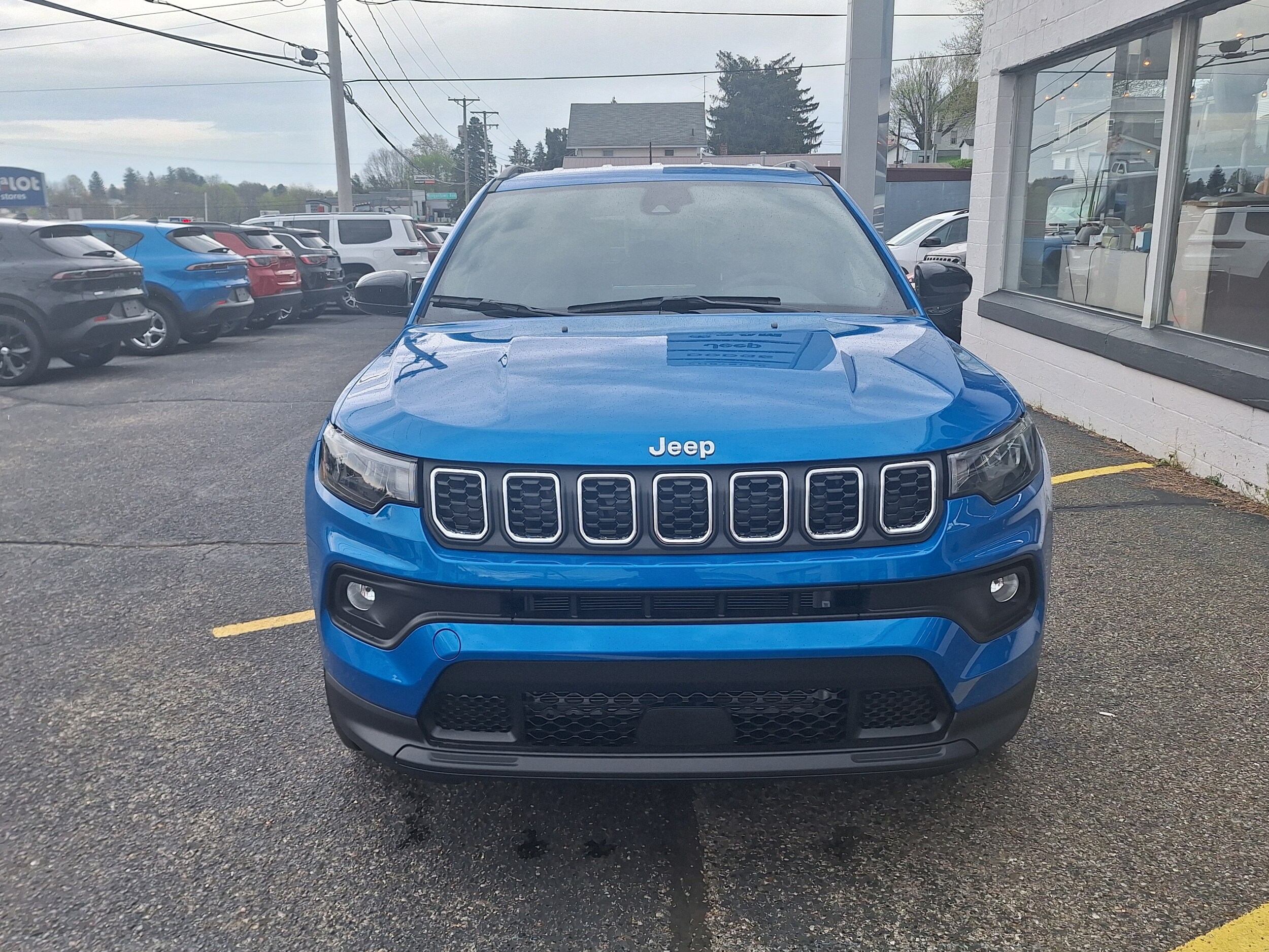 2024 Jeep Compass Latitude Lux photo 2