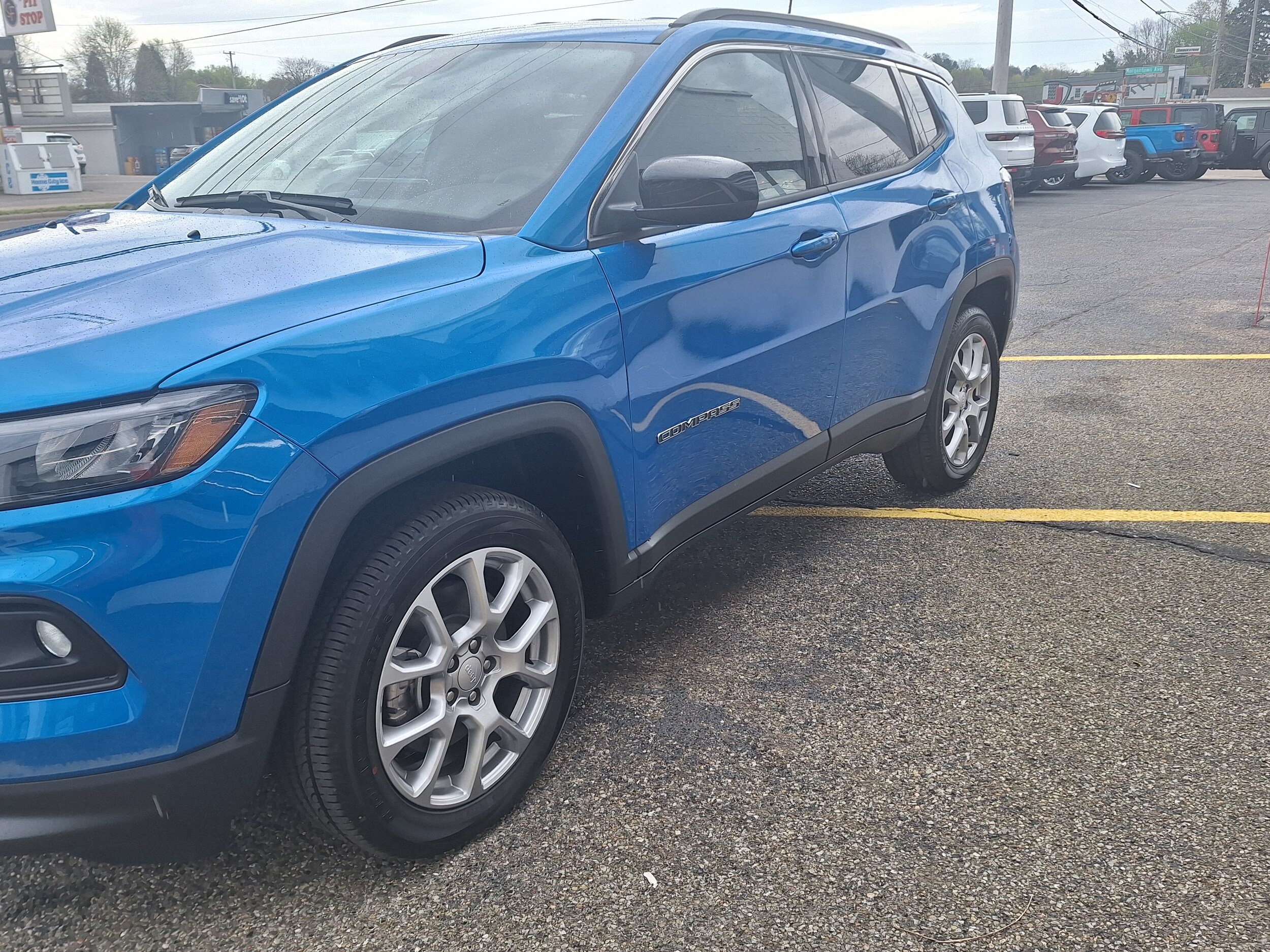 2024 Jeep Compass Latitude Lux photo 3