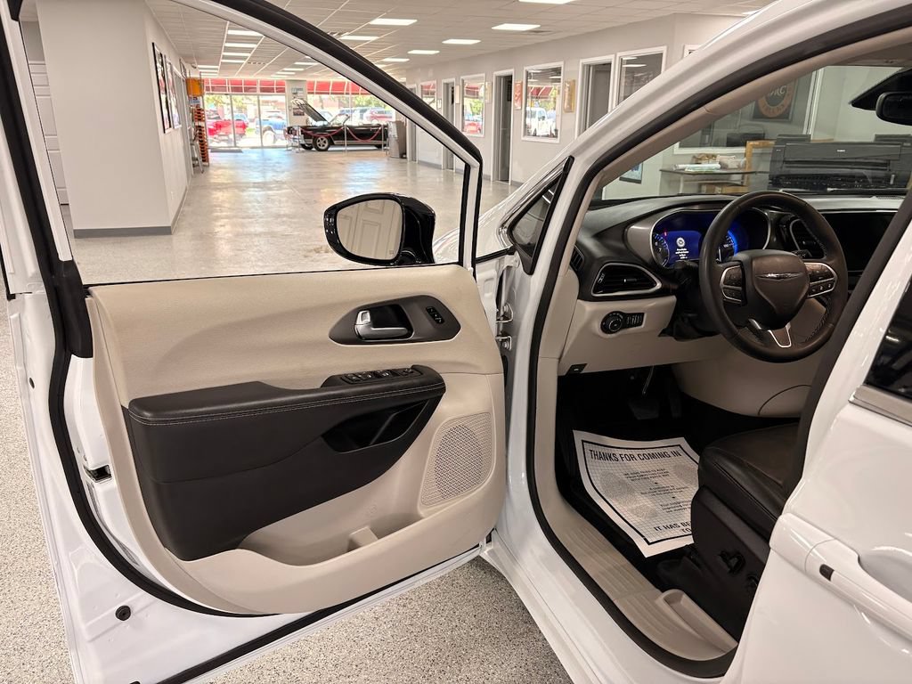 2024 Chrysler Pacifica Touring L - Photo 11