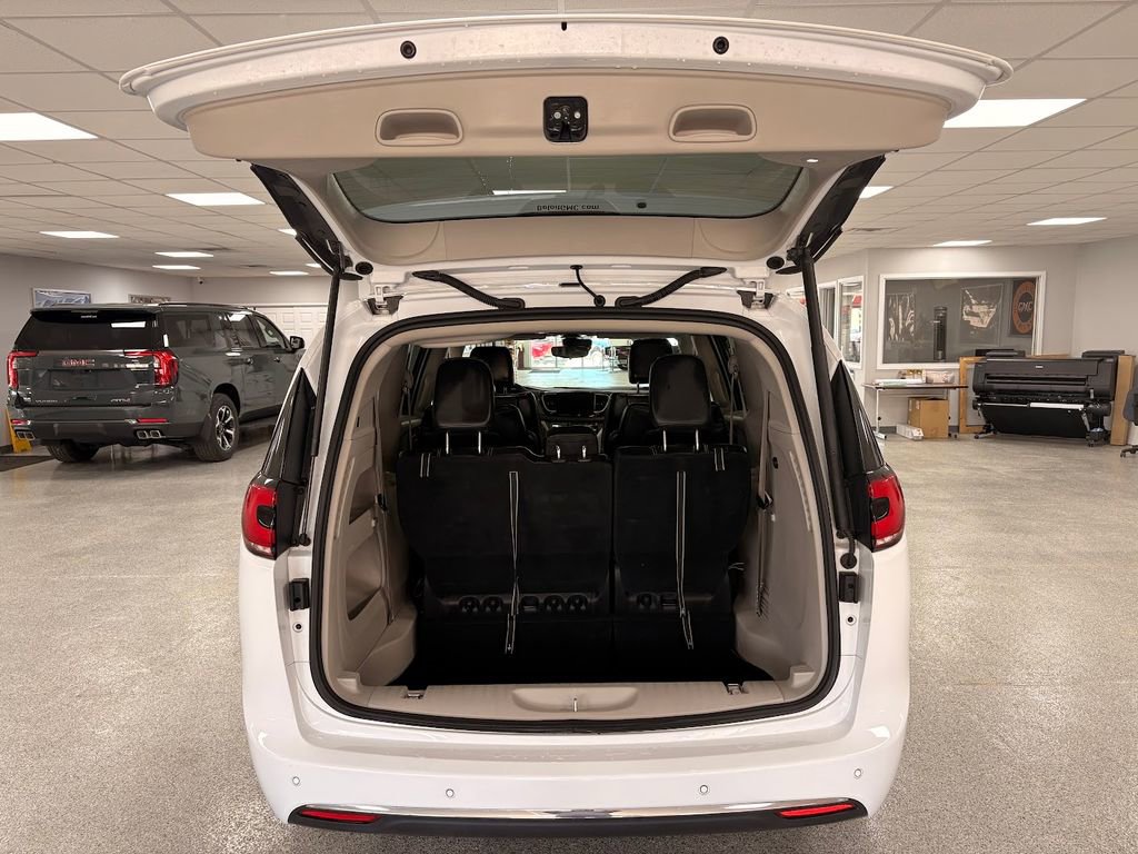 2024 Chrysler Pacifica Touring L - Photo 7