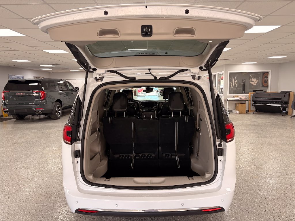 2024 Chrysler Pacifica Touring L - Photo 7