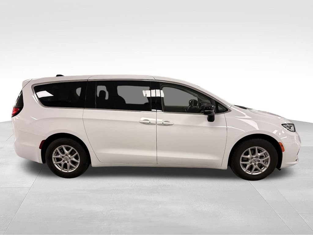 2024 Chrysler Pacifica Touring L - Photo 4