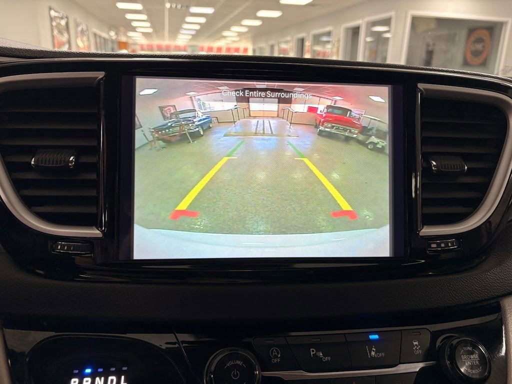 2024 Chrysler Pacifica Touring L - Photo 16