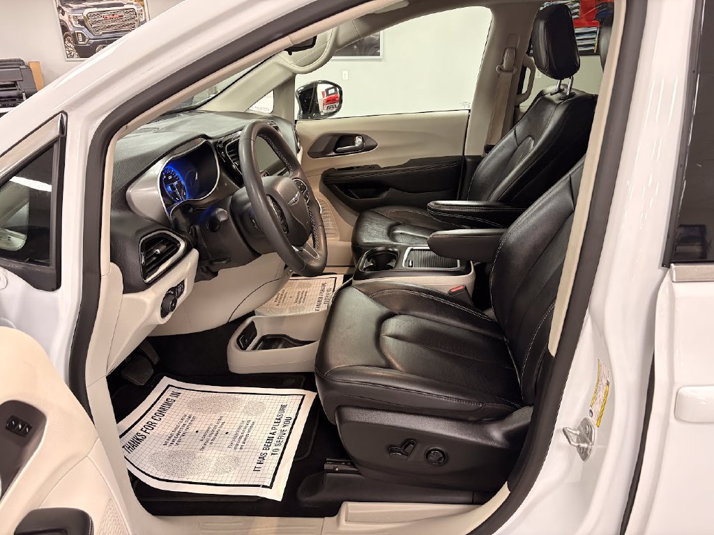 2024 Chrysler Pacifica Touring L - Photo 11
