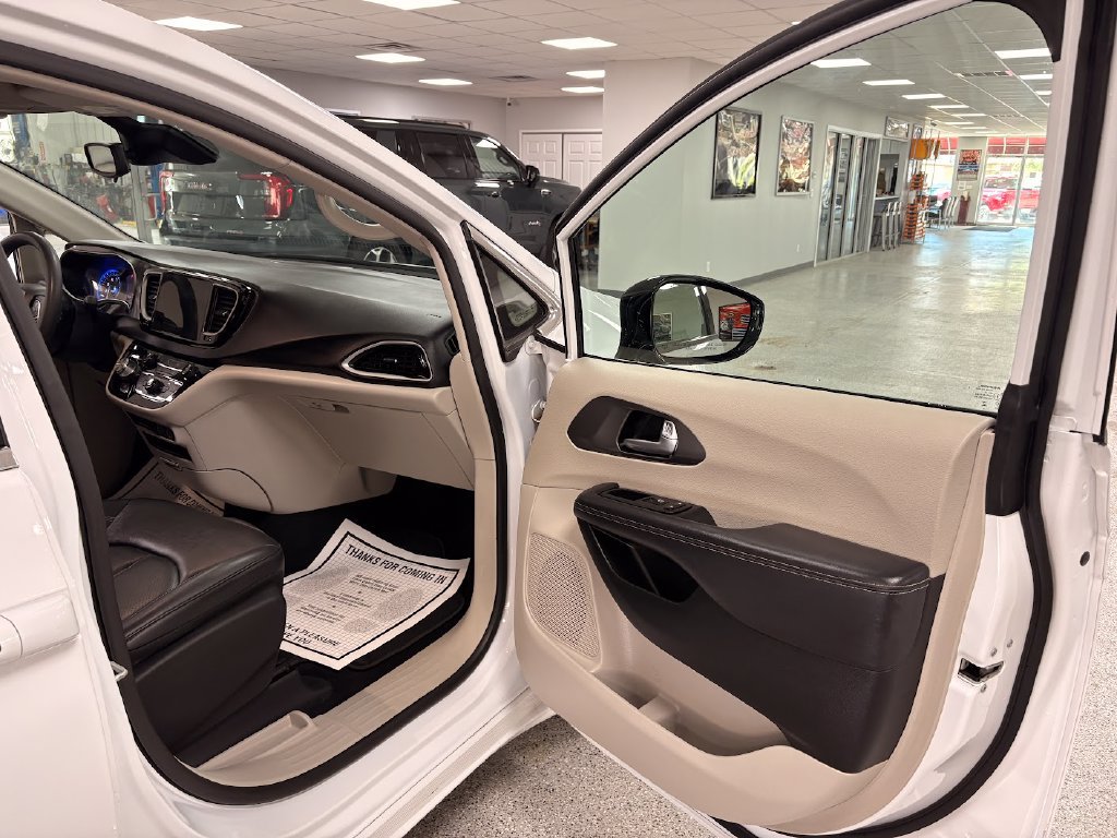 2024 Chrysler Pacifica Touring L - Photo 29