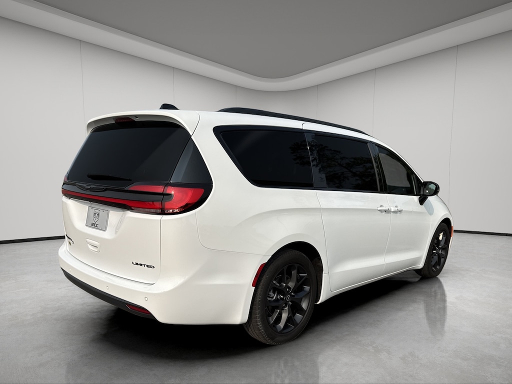 Used 2025 Chrysler Pacifica Van