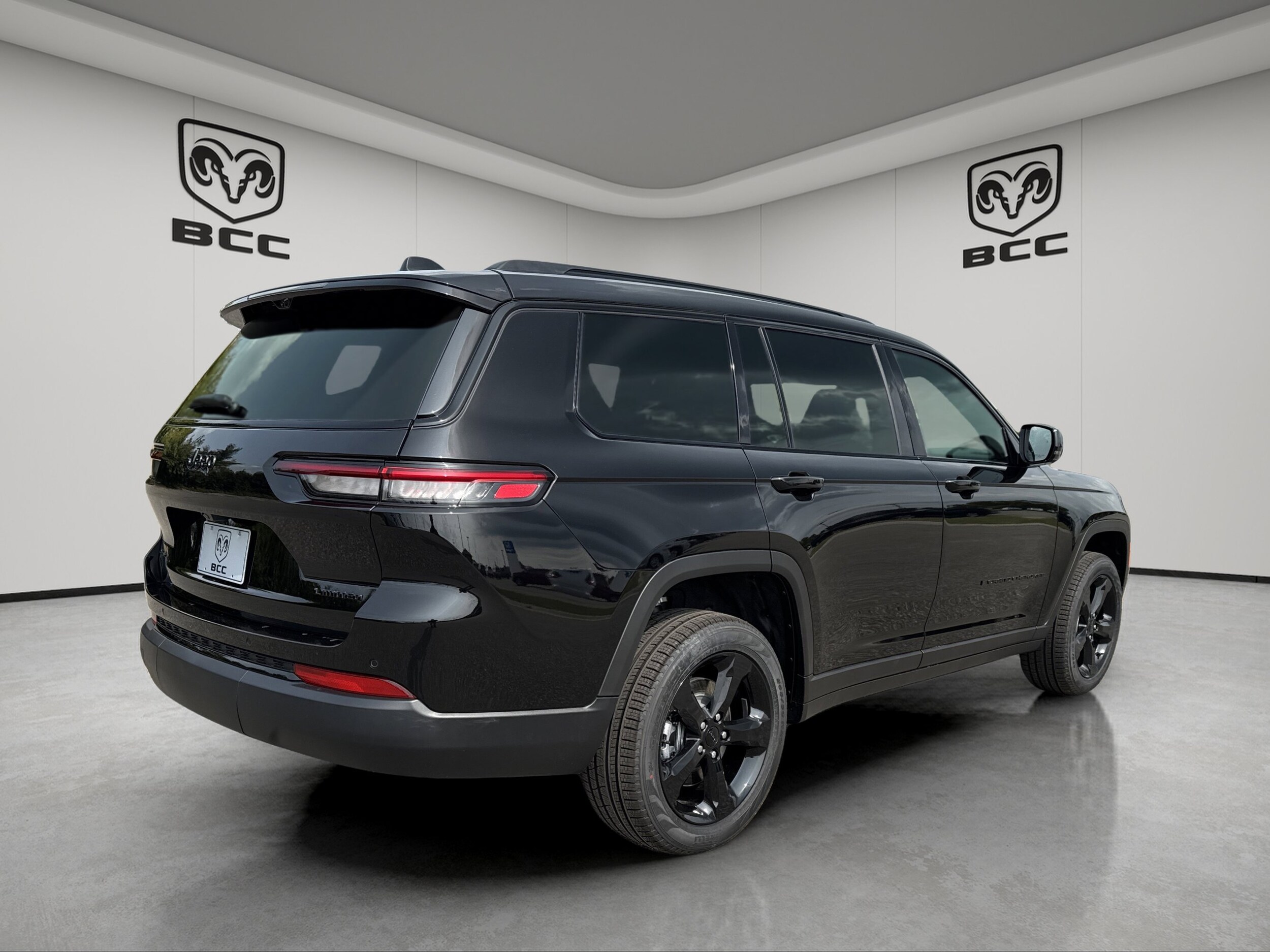 2025 Jeep Grand Cherokee Limited photo 3