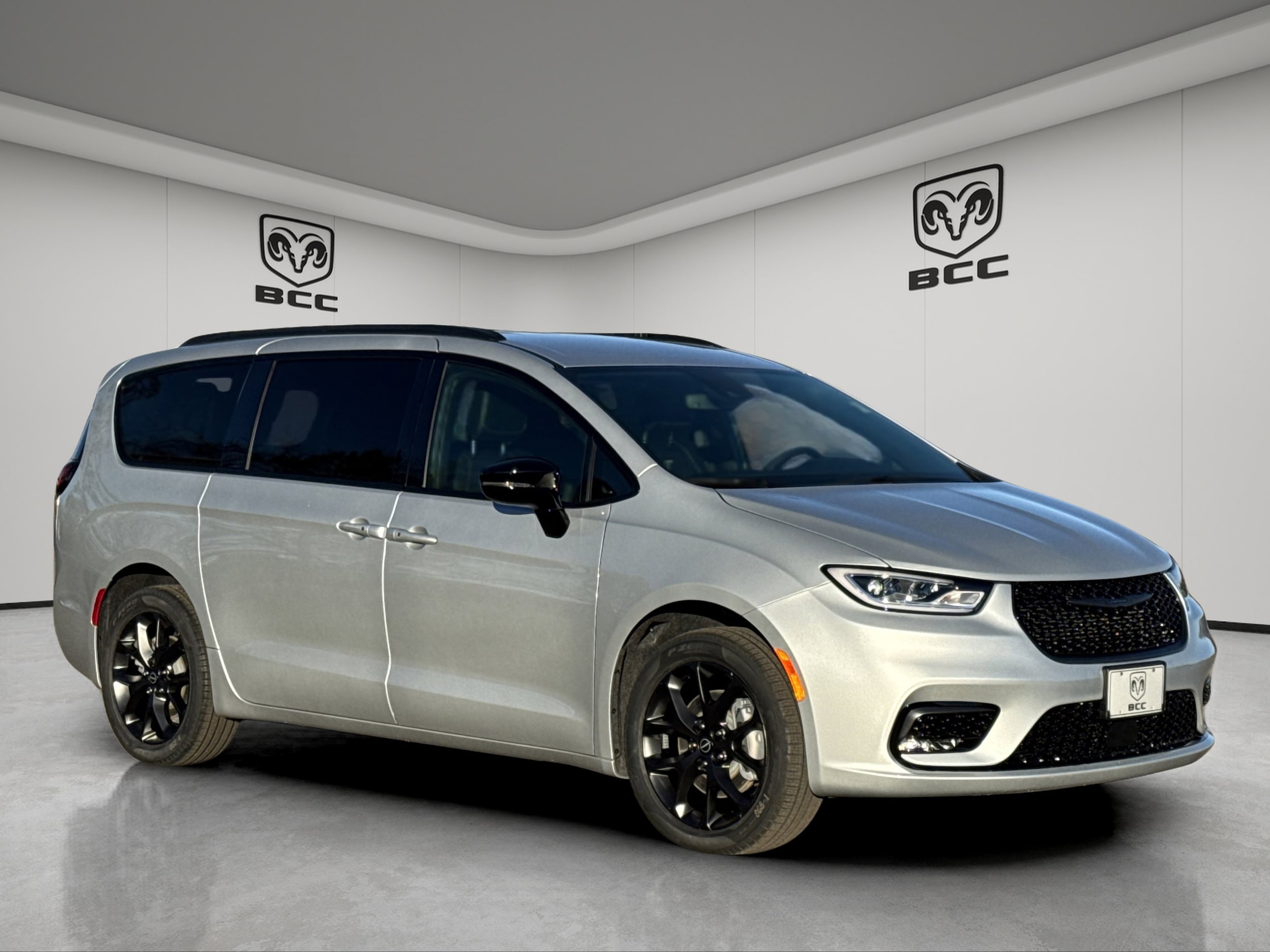 2026 Chrysler Pacifica Select's photo