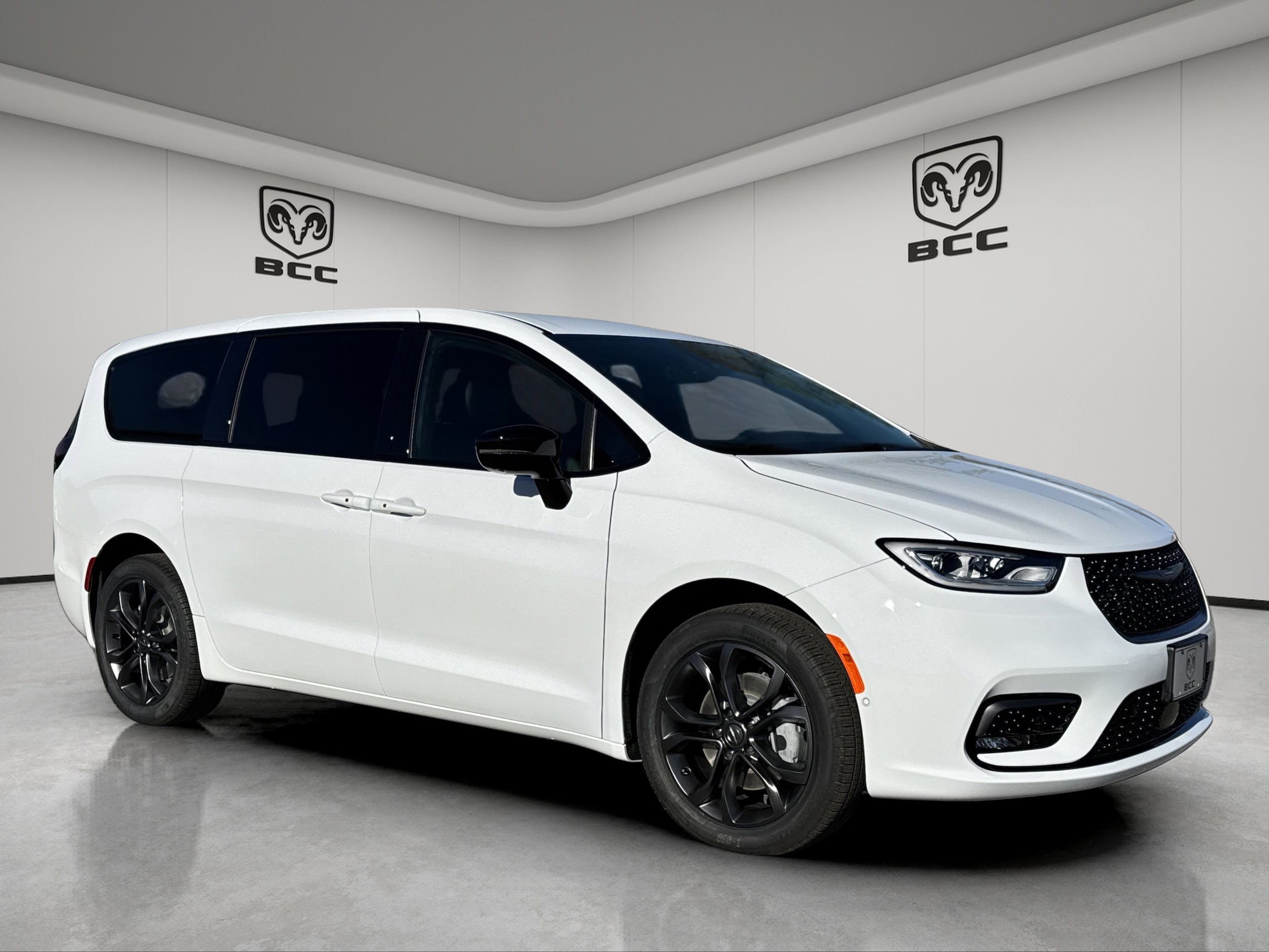 2026 Chrysler Pacifica Select's photo