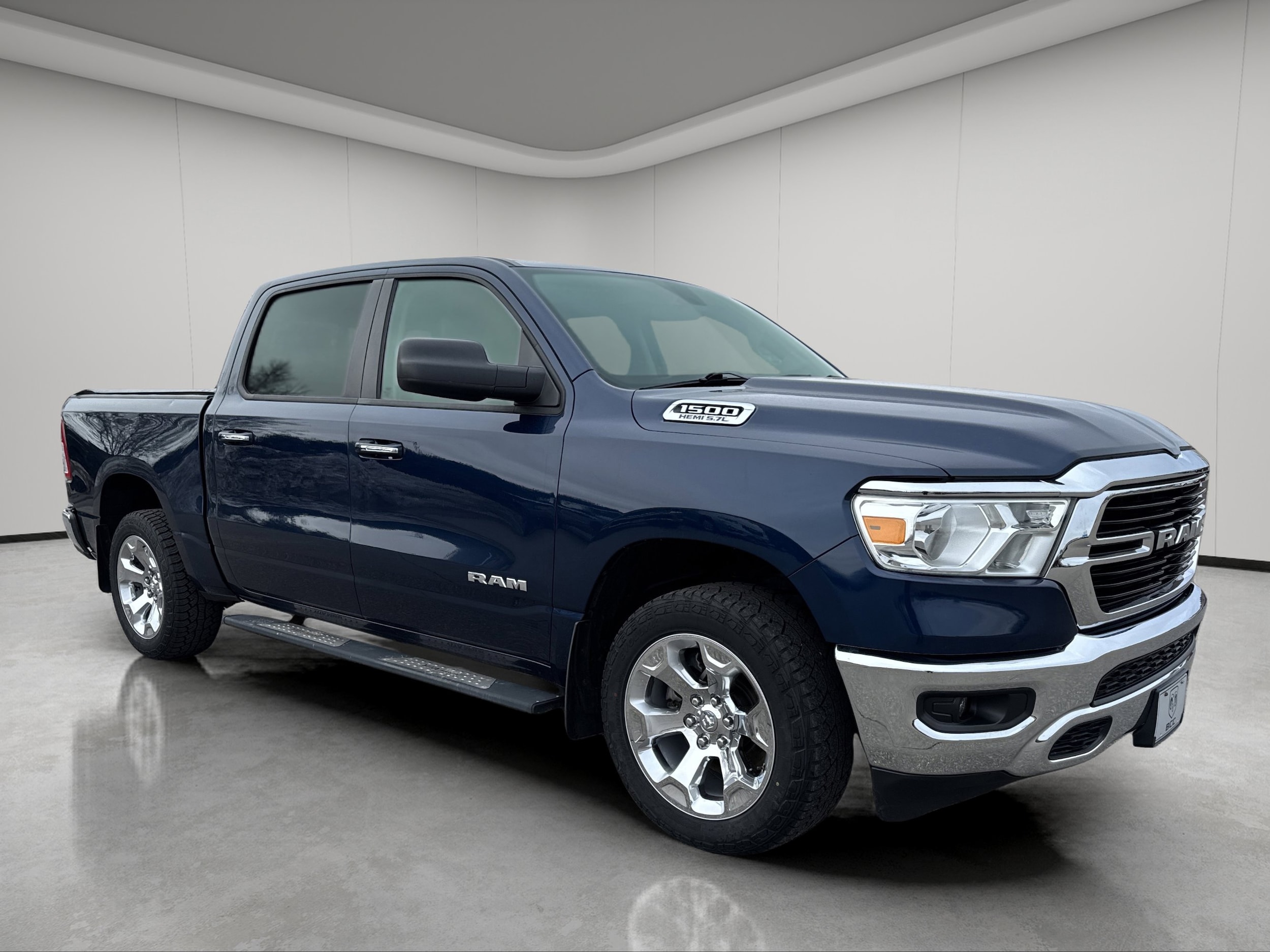 2020 RAM 1500 Big Horn/Lone Star 4x4 Crew Cab 5'7's photo