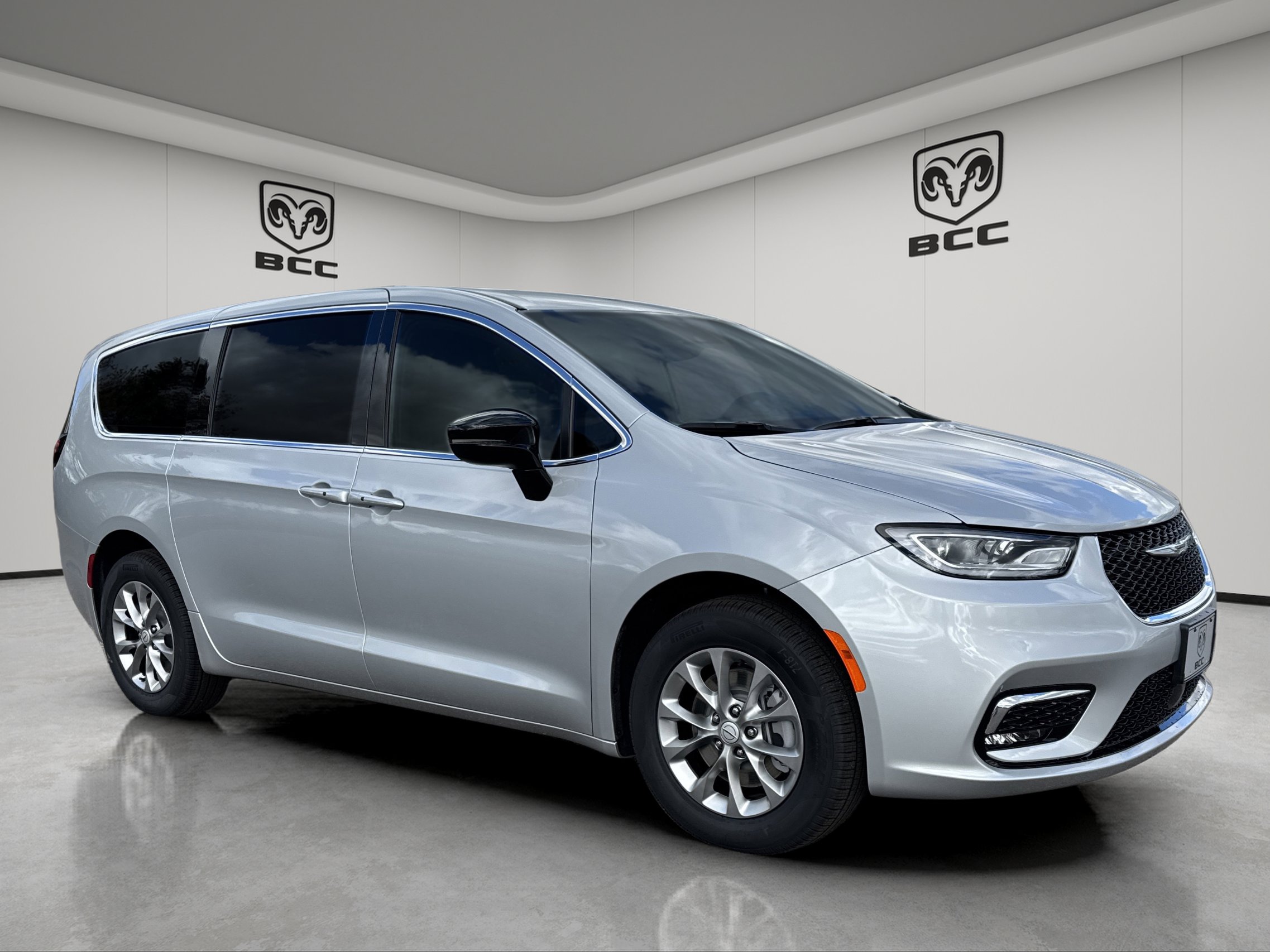 2026 Chrysler Pacifica Select's photo