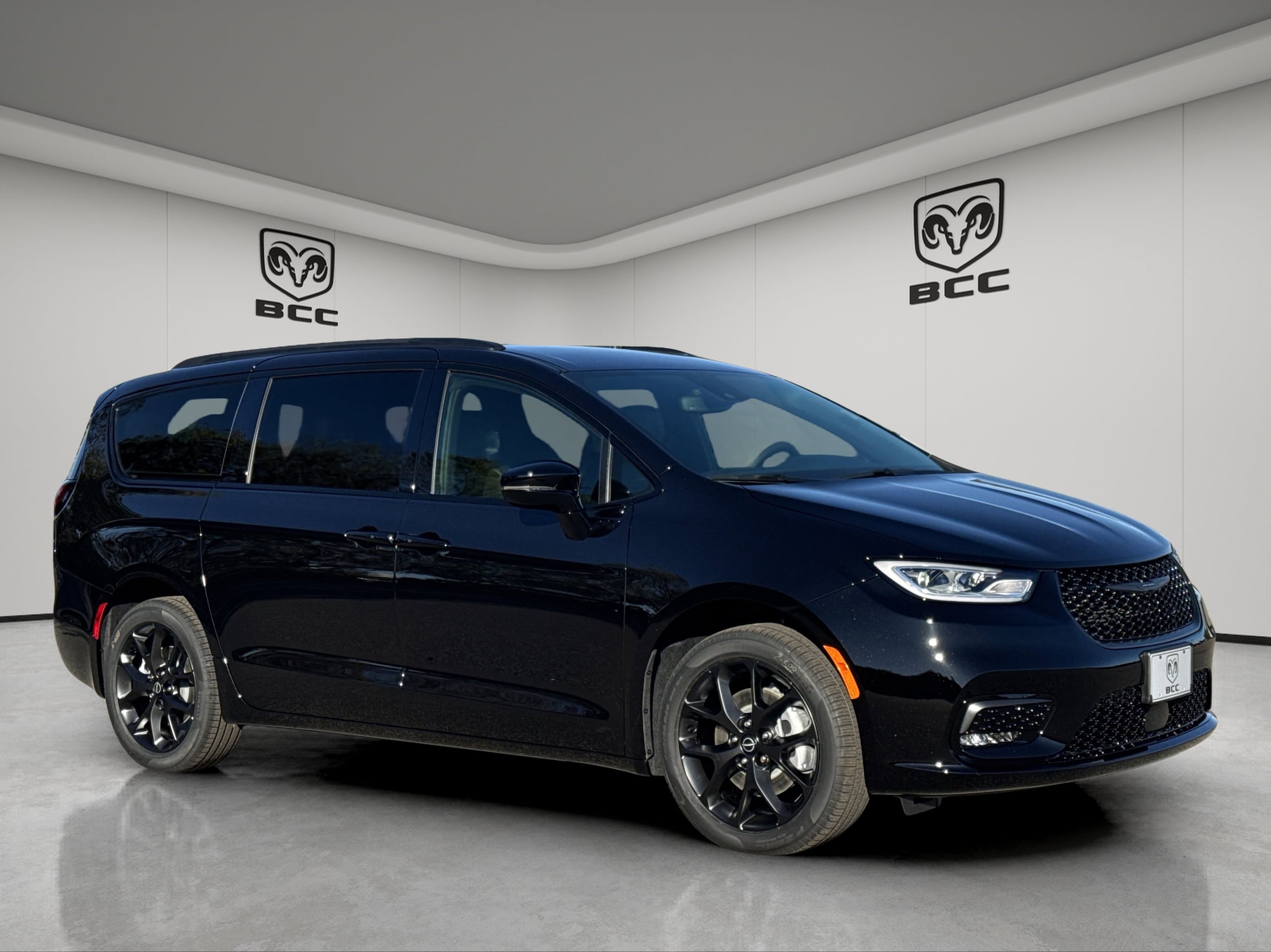 2026 Chrysler Pacifica Select's photo