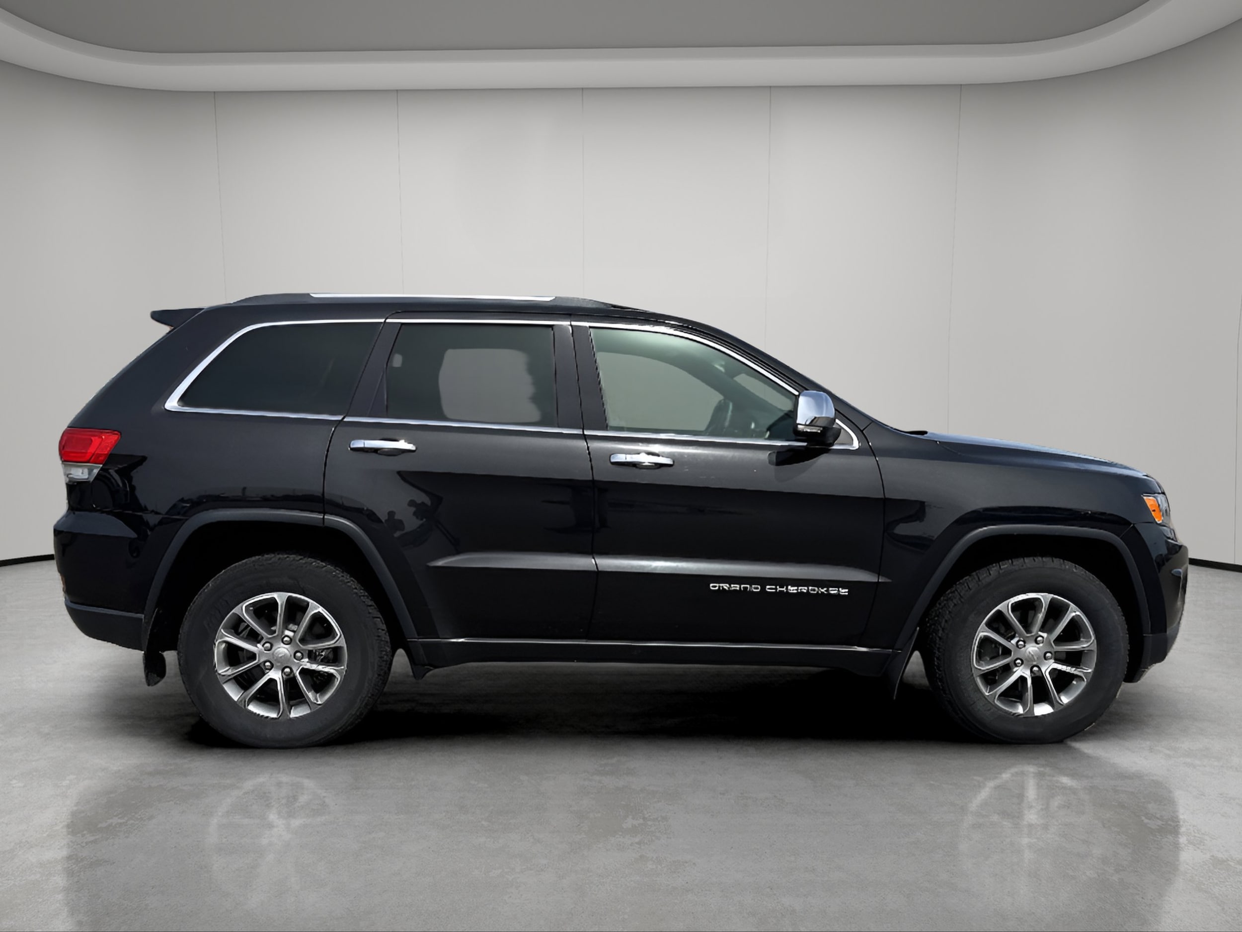 Used 2015 Jeep Grand Cherokee Limited with VIN 1C4RJFBG3FC725536 for sale in Bemidji, Minnesota