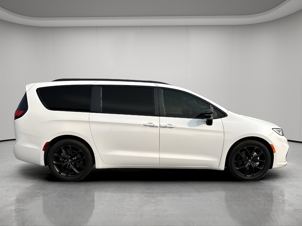 Used 2025 Chrysler Pacifica Van