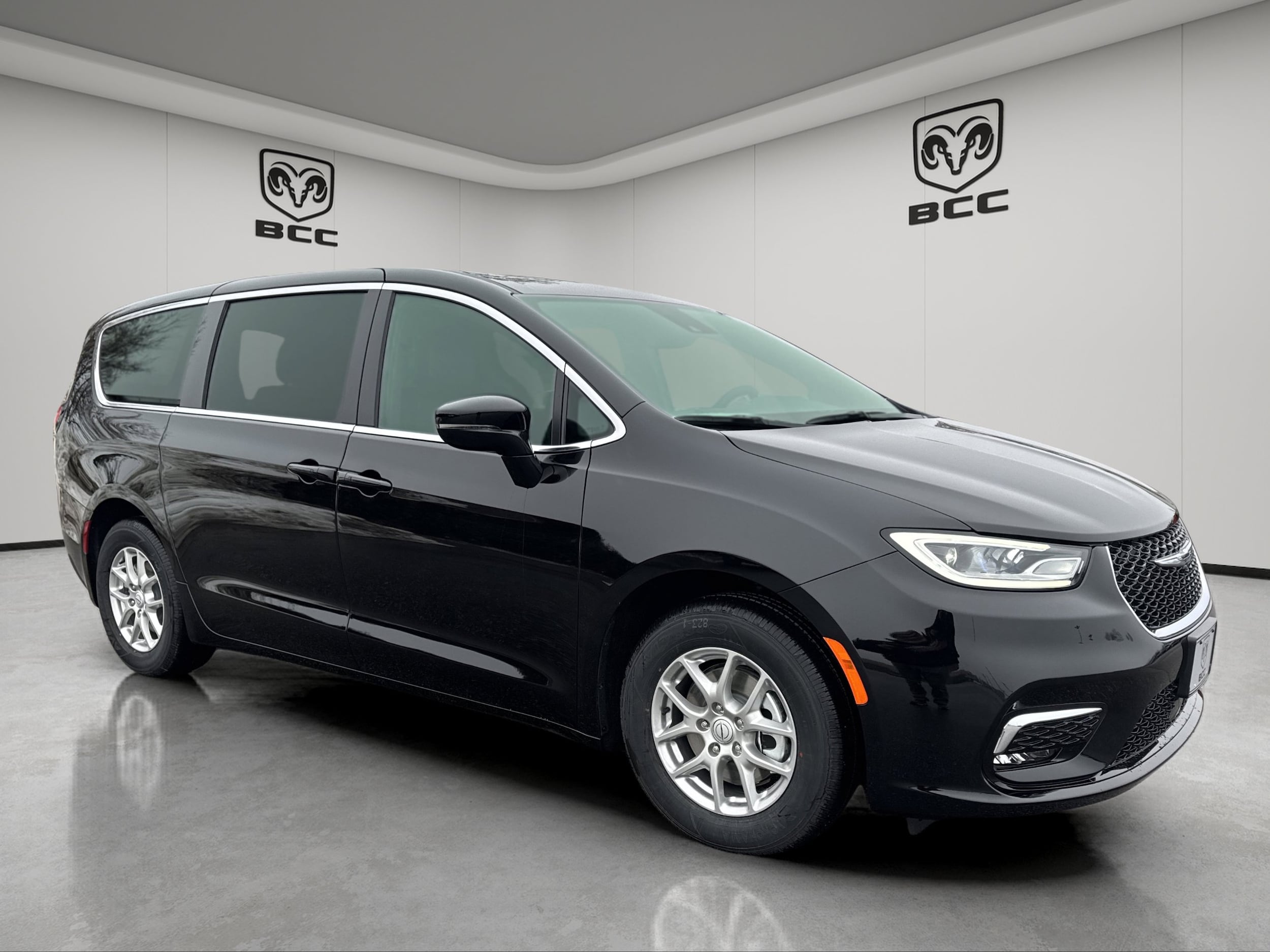 2026 Chrysler Pacifica Select's photo
