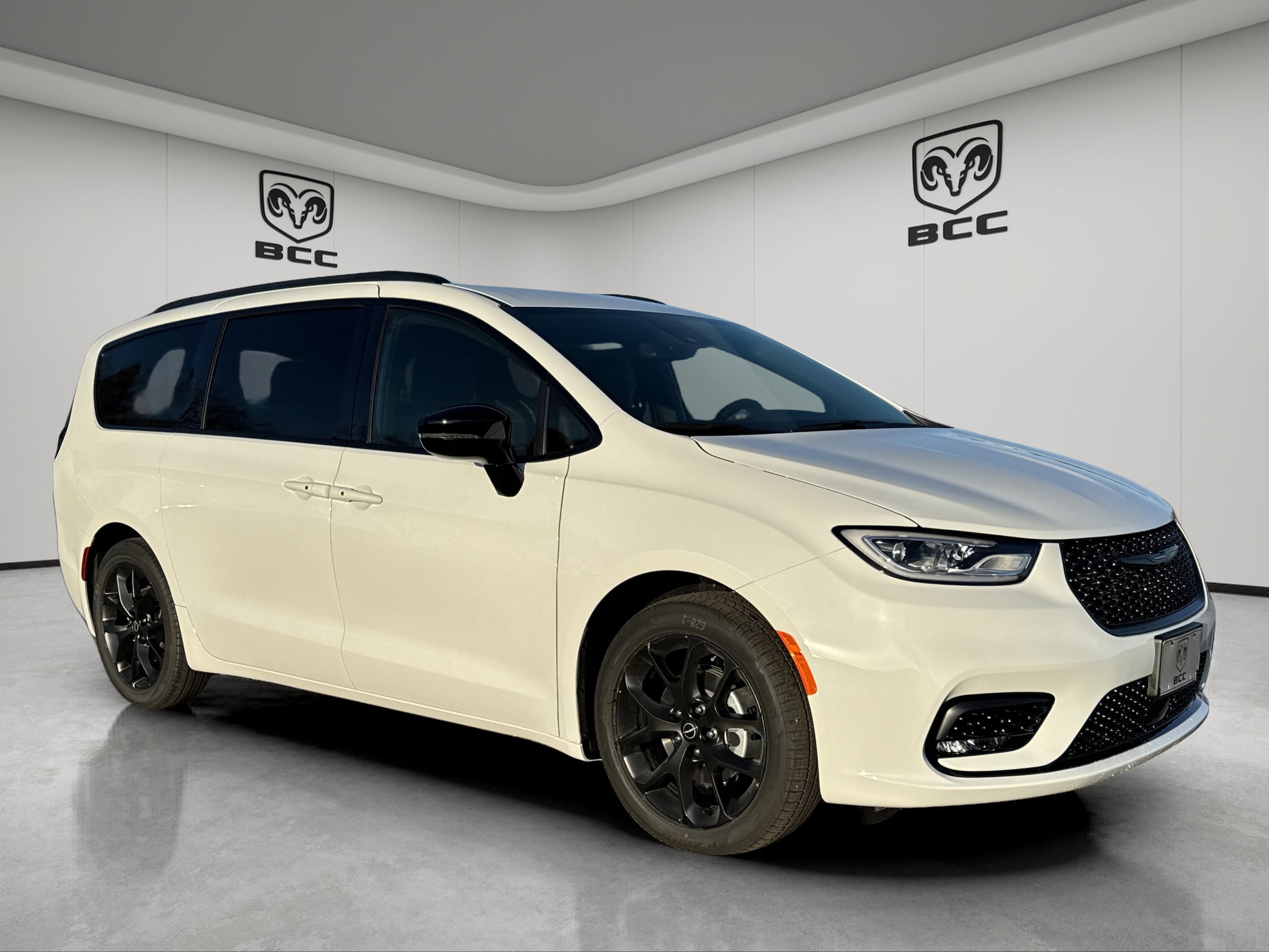 2026 Chrysler Pacifica Select's photo
