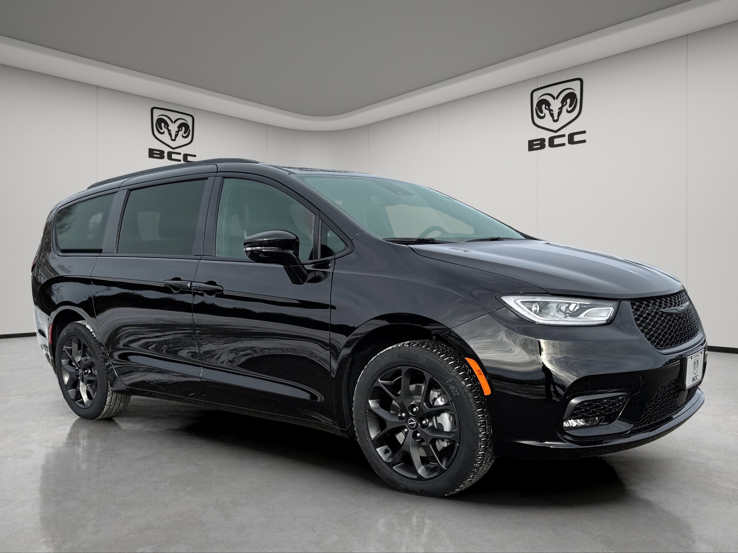 2026 Chrysler Pacifica Select's photo