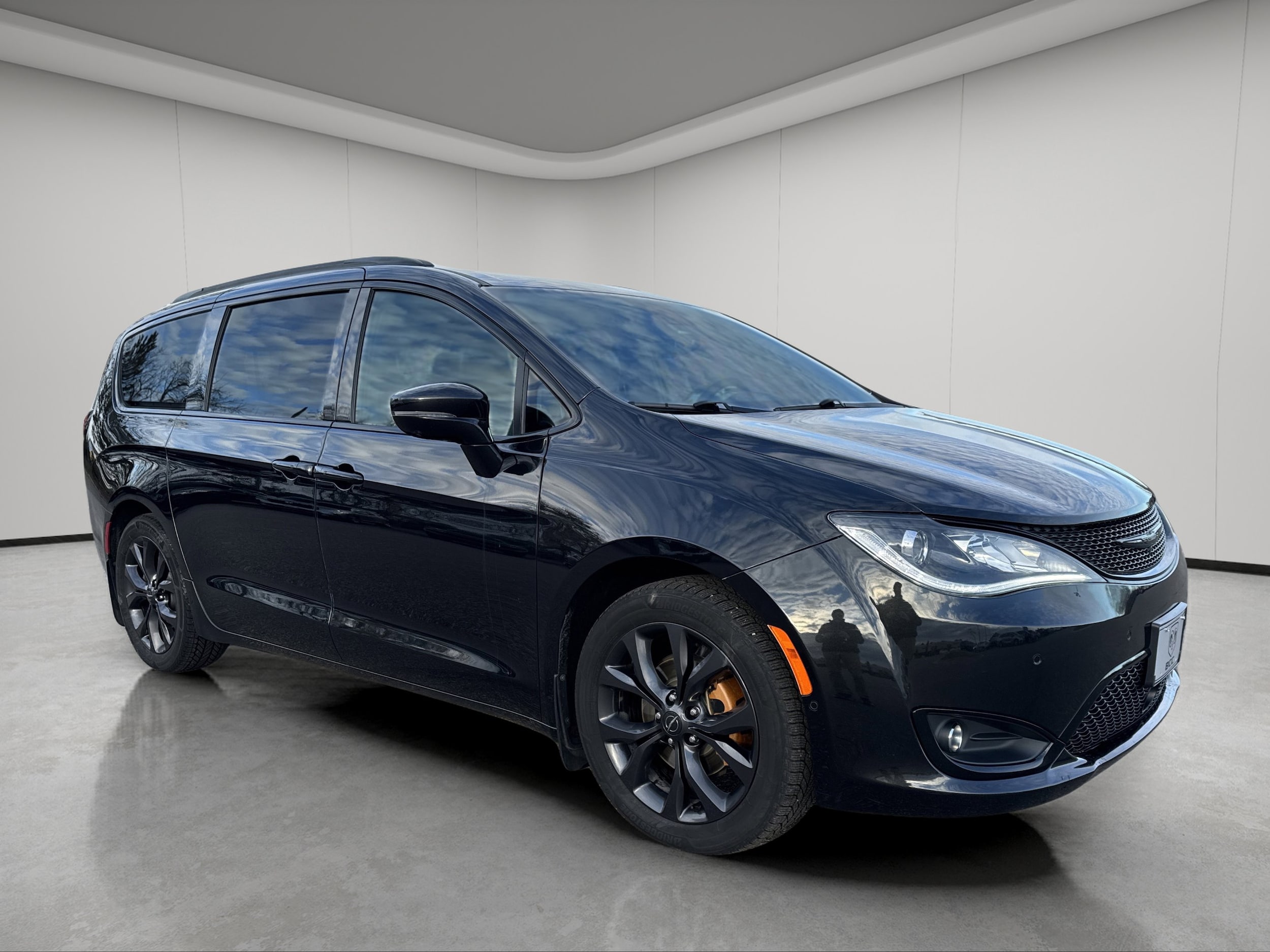 2020 Chrysler Pacifica Limited's photo