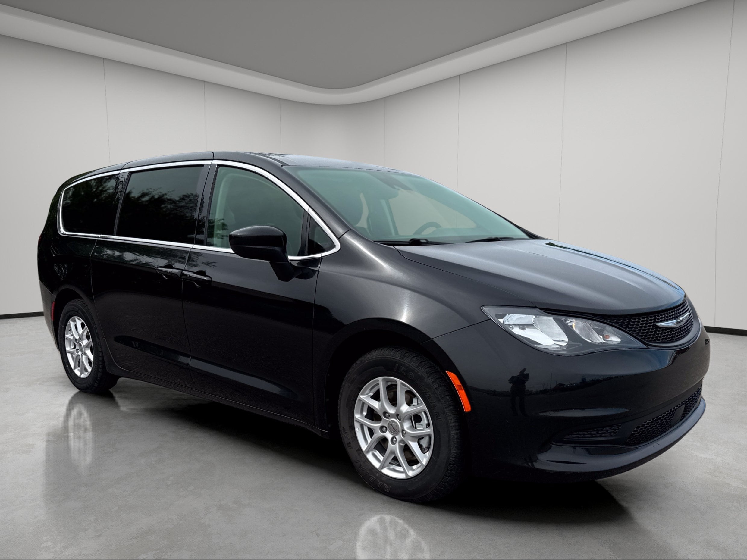 2023 Chrysler Voyager LX's photo