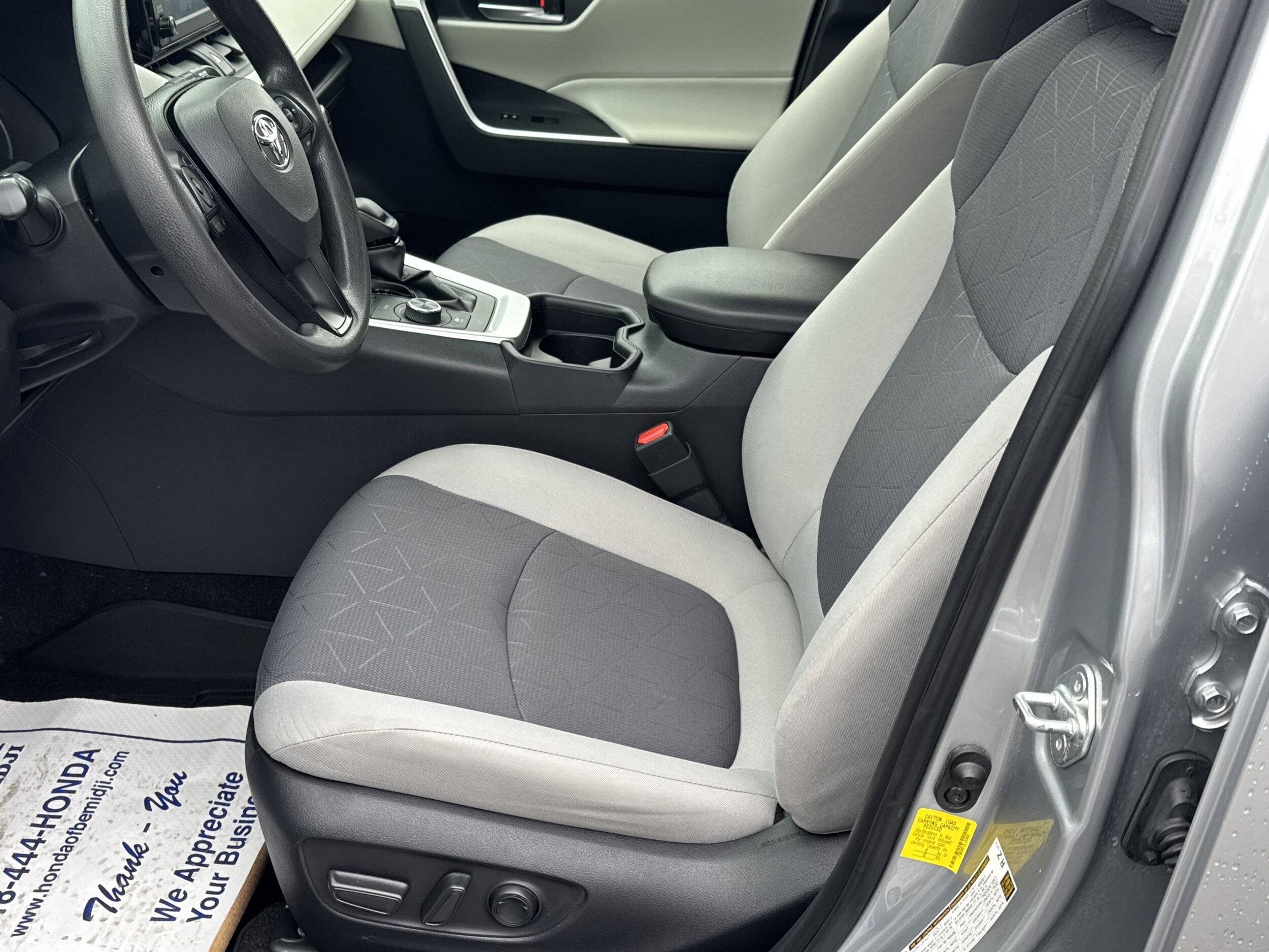 2020 Toyota RAV4 XLE photo 3