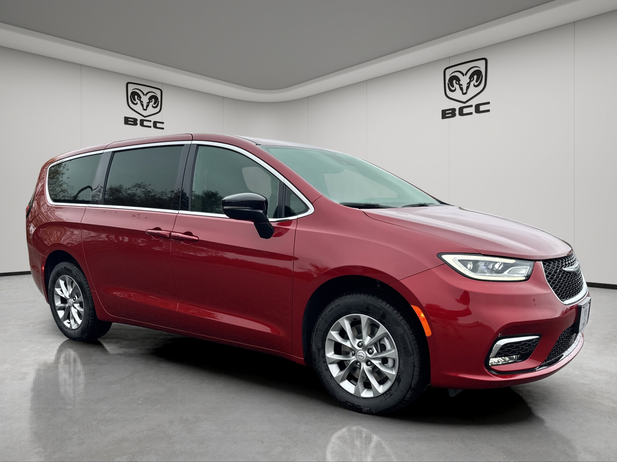 2026 Chrysler Pacifica Select's photo