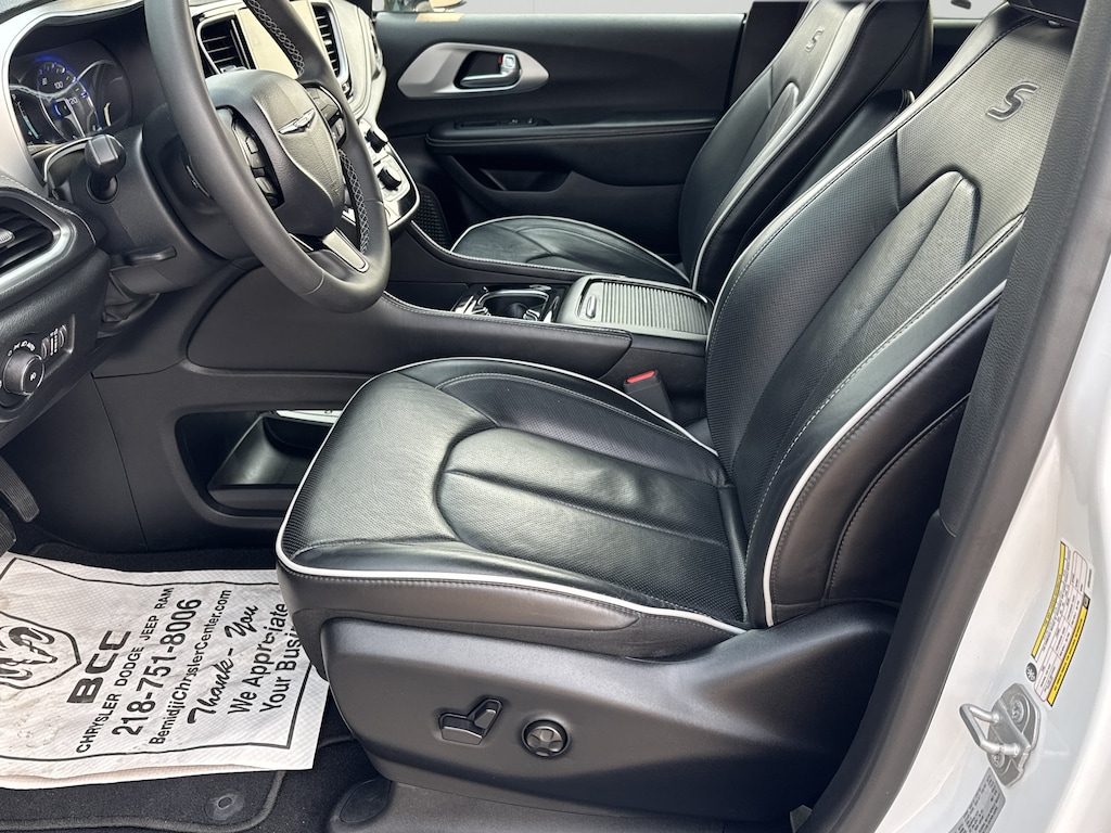 Used 2025 Chrysler Pacifica Van