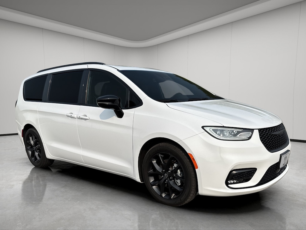 Used 2025 Chrysler Pacifica Van