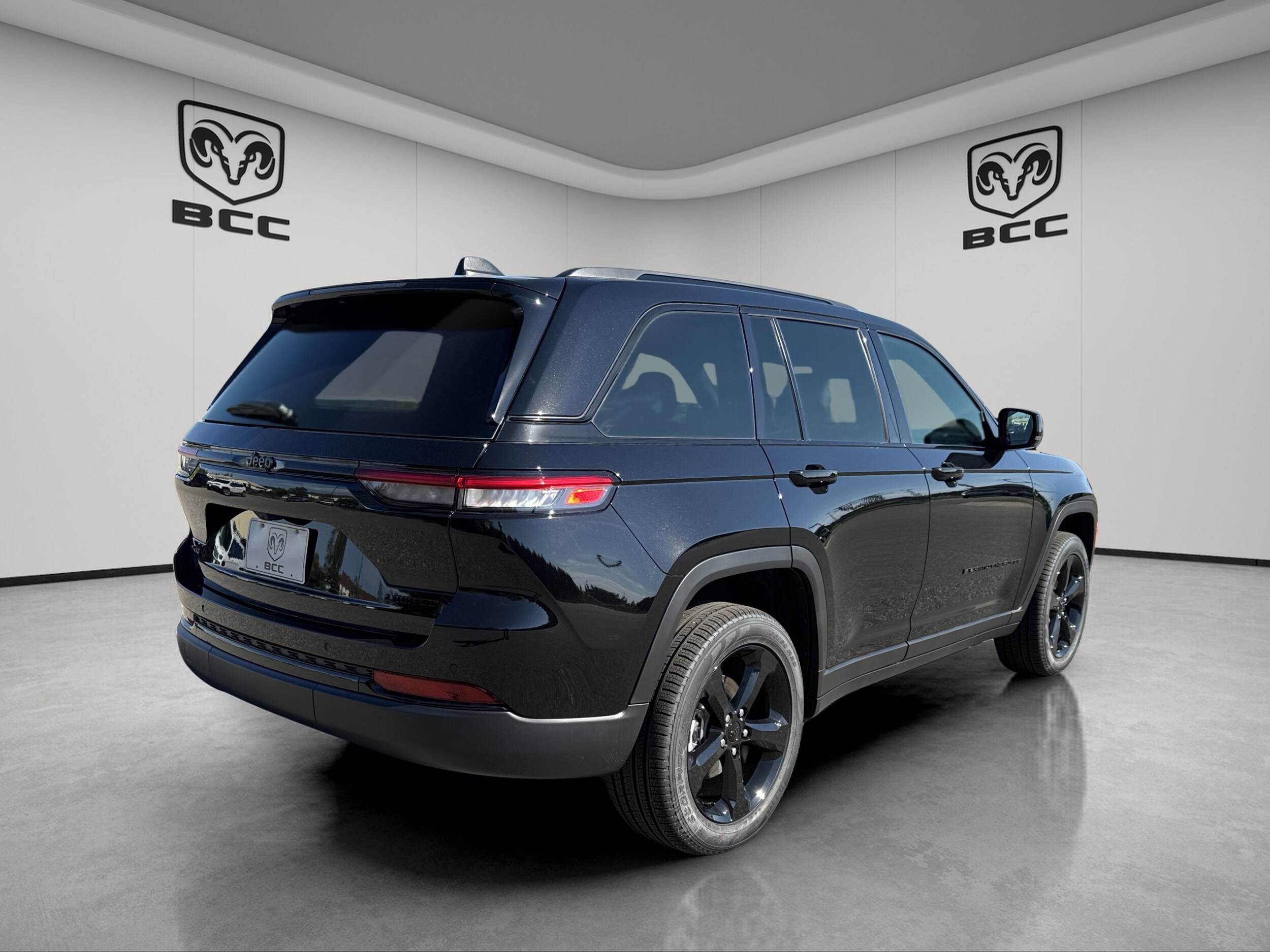 2025 Jeep Grand Cherokee Limited photo 3