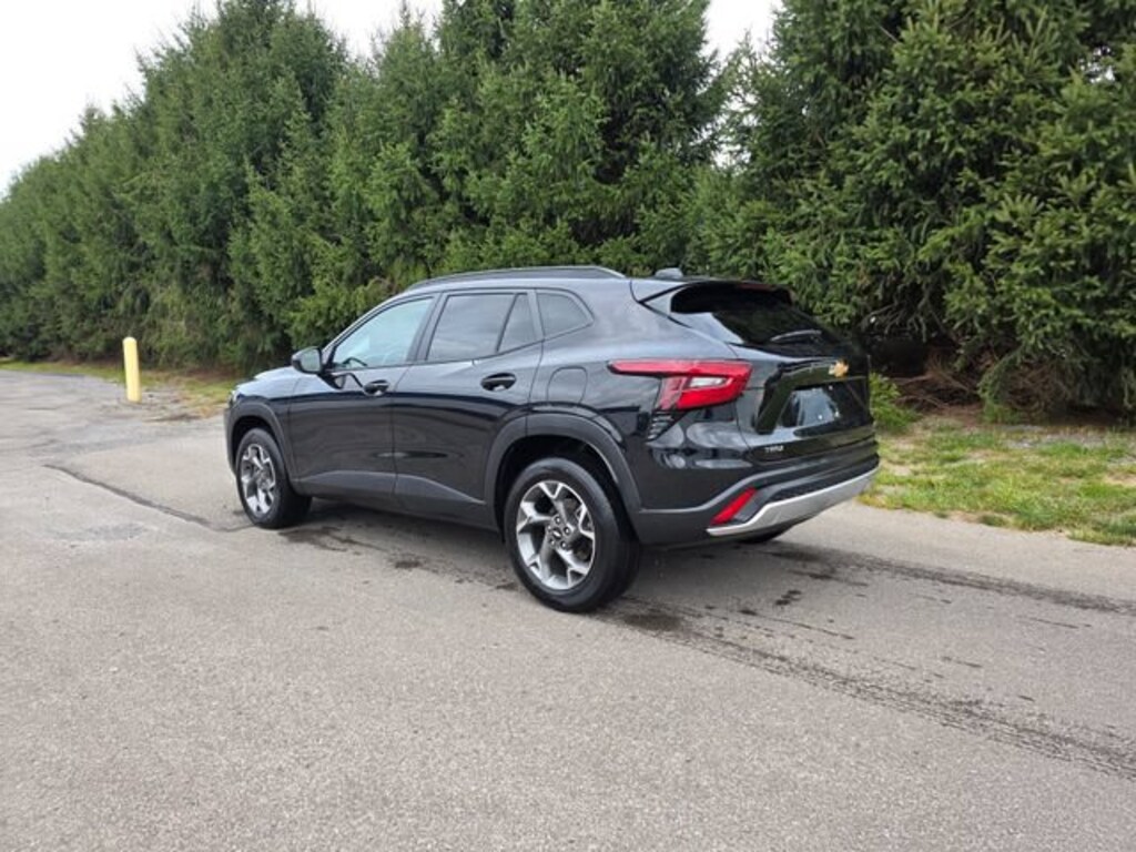 Used 2025 Chevrolet Trax LT SUV