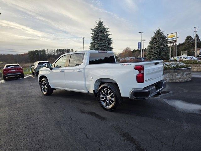 2022 Chevrolet Silverado 1500 LT photo 2