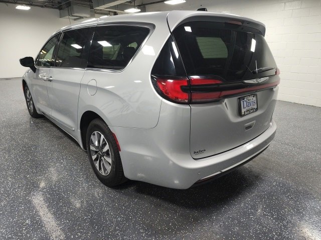 2023 Chrysler Pacifica Hybrid Limited photo 2