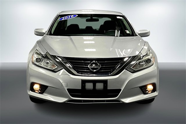 Used 2016 Nissan Altima SV with VIN 1N4AL3AP3GC267785 for sale in Auburn, IN