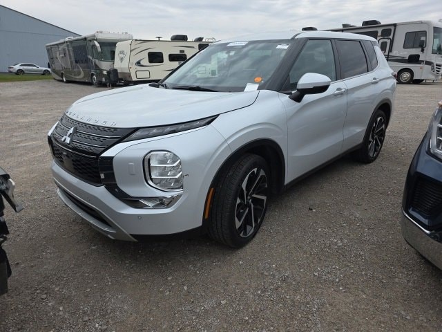 2022 Mitsubishi Outlander SE's photo