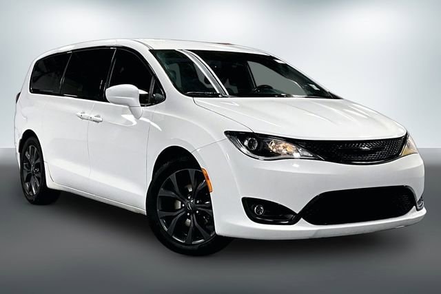 2020 Chrysler Pacifica Touring's photo