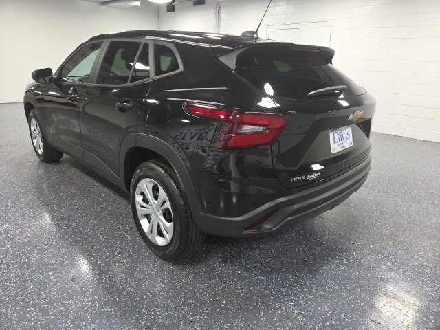 2025 Chevrolet Trax LS photo 2