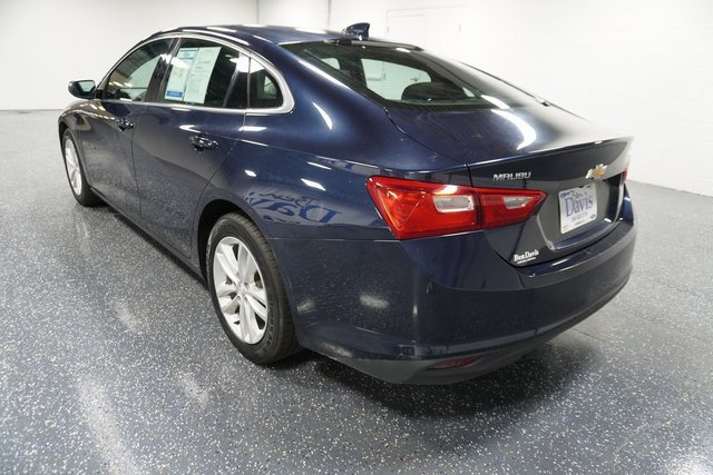 2017 Chevrolet Malibu 1LT photo 2