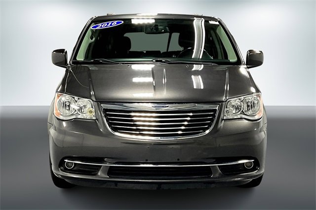 2016 Chrysler Town & Country Touring photo 2
