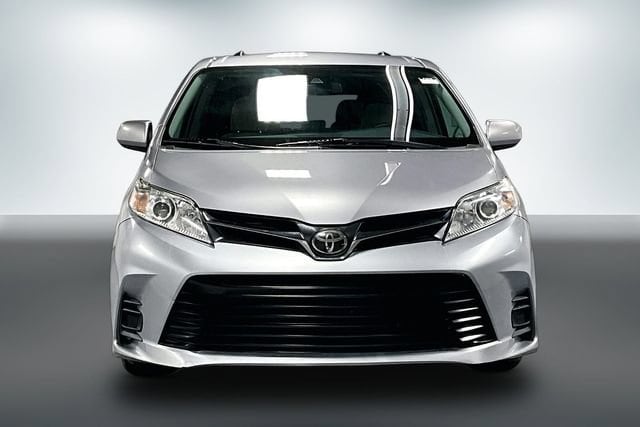 Used 2018 Toyota Sienna LE with VIN 5TDKZ3DC2JS923325 for sale in Auburn, IN
