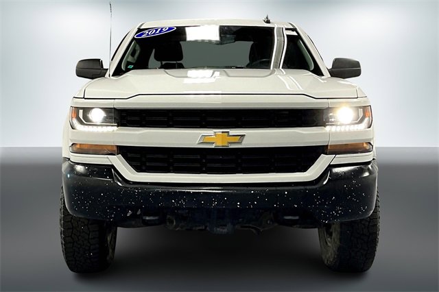 2018 Chevrolet Silverado 1500 Custom photo 2