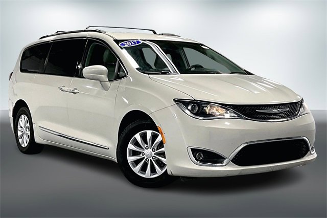 2017 Chrysler Pacifica Touring-L's photo