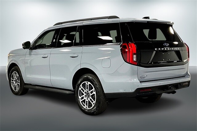 2025 Ford Expedition photo 3